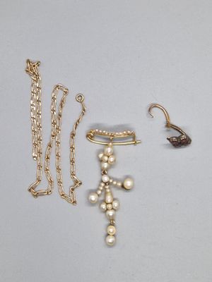 trois parures de bijoux en or et perles, comprenant chacune une bague, une boucle d'oreille et un collier