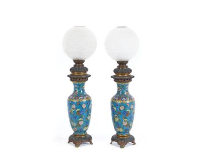 une paire de vases bleus et blancs avec des lampes en verre posées sur des socles