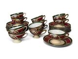 un service de six tasses et soucoupes ornées de motifs floraux