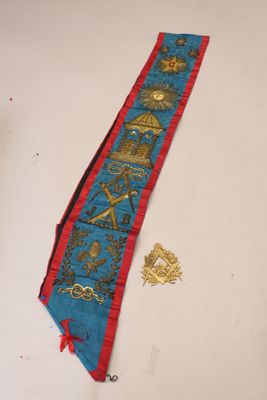un ruban bleu et rouge orné de motifs dorés