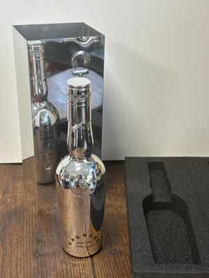 une bouteille de vin posée à côté d'un verre à vin sur une table