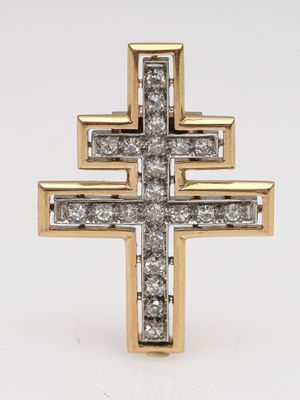 un pendentif en forme de croix en or et diamants