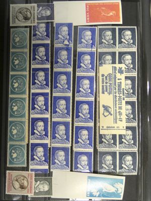 beaucoup de timbres dans un étui noir posé sur une table