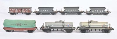 Plusieurs petits trains sont alignés les uns à côté des autres sur une surface blanche