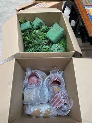 deux boîtes de chaussures pour bébé posées au milieu d'une table