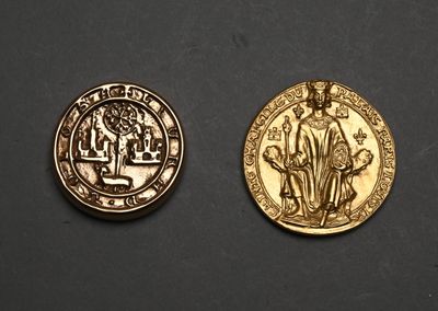 gros plan de deux pièces d'or sur une surface noire