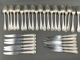 beaucoup de fourchettes et de cuillères sur la table