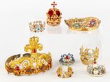 plusieurs bijoux sont exposés sur une surface blanche