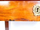 un gros plan d'une table en bois sur laquelle se trouve un trou de serrure