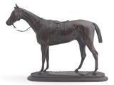 une statue de cheval posée sur un socle