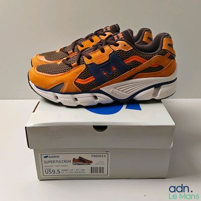 Chaussures New Balance pour homme, dans une boîte posée sur une surface blanche