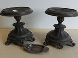 paire de bougeoirs anciens en fonte, avec plateau et miroir