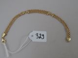 une photo d'un bracelet en or sur lequel est accrochée une étiquette de prix