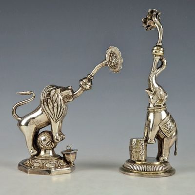 paire de figurines d'éléphants en argent tenant une fleur dans leur trompe