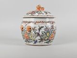 une image représentant un pot en porcelaine chinoise orné de fleurs et d'oiseaux