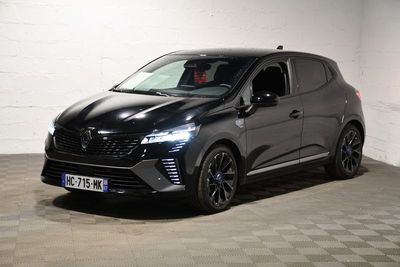 la voiture noire est garée dans le garage sur un sol en damier