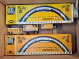 deux boîtes contenant différents types de pneus de vélo, le tout dans un carton