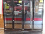 deux réfrigérateurs placés au milieu d'une pièce