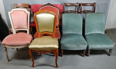 several chairs are lined up in a row in a room