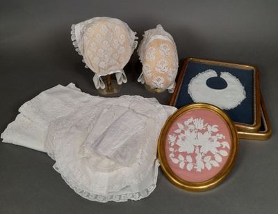 trois objets posés ensemble sur une table