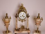 une horloge et deux vases posés sur une table