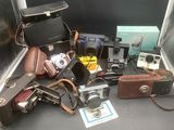 de nombreux modèles d'appareils photo exposés dans une vitrine