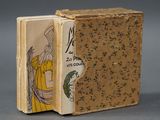 un petit livre sur lequel figure l'image d'une femme