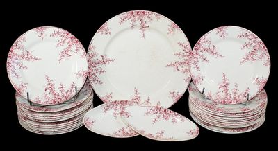 un grand nombre d'assiettes posées sur une table