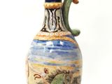 un vase bleu et jaune orné d'un oiseau