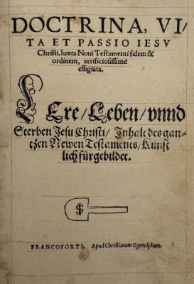 un vieux livre avec une image en noir et blanc
