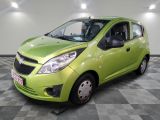 La petite voiture verte est garée dans la pièce au sol à carreaux.