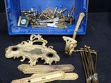 une boîte bleue remplie d'objets métalliques divers posée sur une surface noire