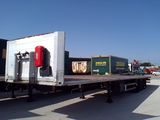 un camion qui se trouve sur la plate-forme d'un autre camion