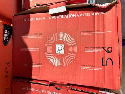 de nombreux cartons empilés les uns sur les autres dans la rue