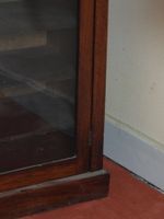 PETITE VITRINE à poser en acajou et placage d'acajou ouvrant… (photo 4)