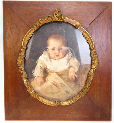 une vieille photo d'un bébé dans un cadre en bois