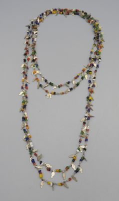 2 colliers longs en métal et petites perles de verre de coul…