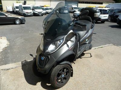un scooter garé sur le bord de la rue