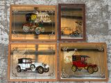 Trois photos encadrées de voitures anciennes sont accrochées au mur