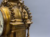 une horloge en or posée sur une table