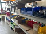 de nombreux bacs et cartons sur les étagères du magasin