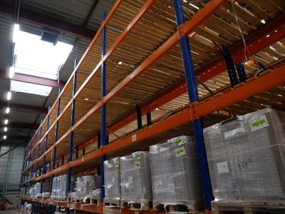 un grand entrepôt rempli de boîtes et de palettes