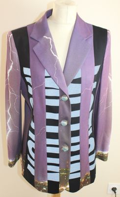blazer violet et noir orné d'un motif en forme d'éclair sur le devant