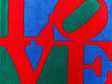 un gros plan sur une peinture représentant le mot « amour » sur un fond bleu et rouge