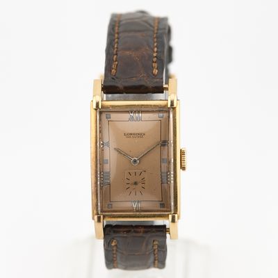 gros plan d'une montre-bracelet avec un bracelet en cuir marron