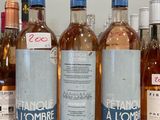 plusieurs bouteilles de vin sont alignées sur un comptoir