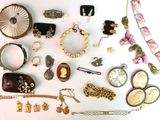 beaucoup de bijoux sur une surface blanche