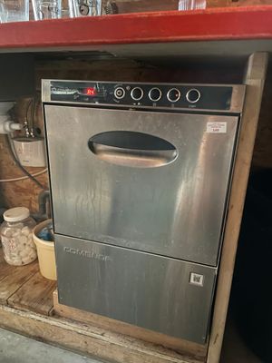 un lave-vaisselle en acier inoxydable dans un coin de la cuisine