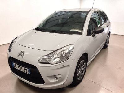la petite voiture blanche est garée dans une grande pièce