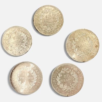quatre types différents de pièces d'or sur une surface blanche